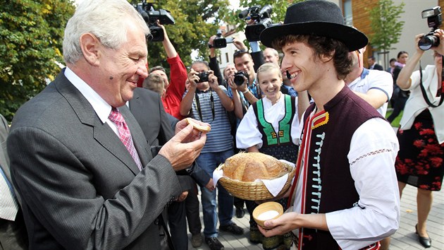 Prezidenta Zemana ve Valaskch Kloboukch pivtali chlebem se sol.