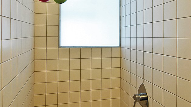 Sprchový kout osvětluje "okénko" z kuchyně.