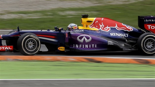Sebastain Vettel  z Red Bullu na trati Velk ceny Itlie v Monze.