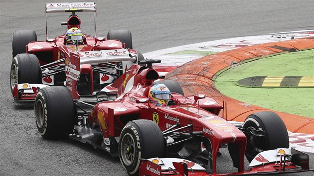 Tandem voz Ferrari: v popedí Fernando Alonso, za ním Felipe Massa.