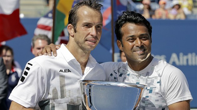 Radek tpánek (vlevo) a Leander Paes s trofejí pro vítze tyhry na US Open.