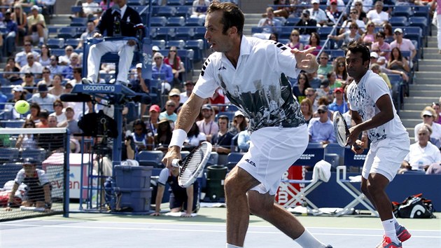 Radek tpnek (vlevo) a Leander Paes ve finle  tyhry na US Open.