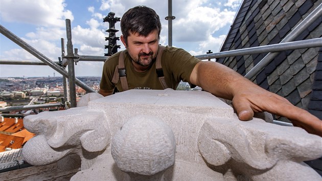 Fiálu vytvářel kameník Miroslav Záveský ručně bez využití moderní techniky. Kámen, ze kterého je fiála, měl původně osm set kilogramů, po opracování zhruba šest set.