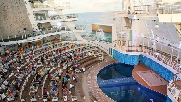 Pohled na palubu lodi Oasis of the Seas