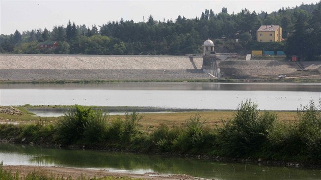 Plumlovská pehrada se po tém tyech letech od zahájení vypoutní opt plní...