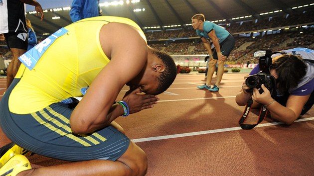 Jamajsk sprinter Warren Weir dkuje za vtzstv na dvoustovce v Bruselu.