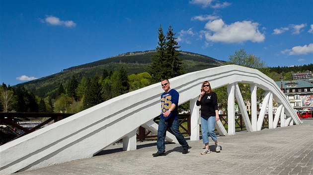 Turisté se procházejí na mostě ve Špindlerově Mlýně.