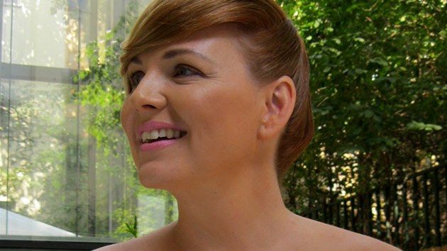 Práce kadeřníků: Kamila Špráchalová měla náhle krátký sestřih. 