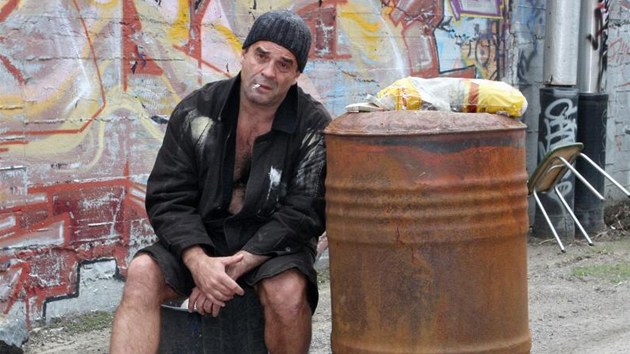 Miroslav Etzler pózující jako bezdomovec. Fotografie vznikla pro kalendář Armády spásy. 