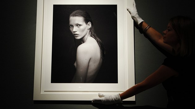 Kate Mossov si o nadchzejcm podzimu opt upevn status svtov supermodelky. Londnsk aukn s Christie bude u 25. z 2013 drait jej velkoformtov fotografie od pednch fotograf. 