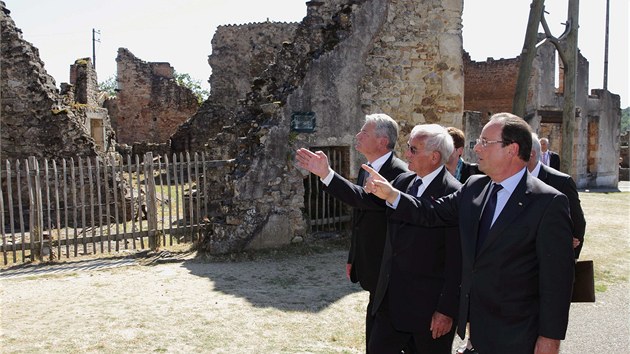 Joachima Gaucka po vesnici, kter byla jako memento vlench hrz ponechna v dsiv psobivch rozvalinch provedl spolen s francouzskm prezidentem Franoisem Hollandem jeden ze t zbvajcch peivch masakru.