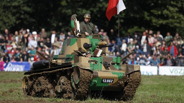 Tankový den v Lešanech 1. září 2013 přinesl i ukázky unikátní staré techniky.