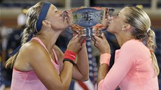 České tenistky Andrea Hlaváčková (vpravo) a Lucie Hradecká líbají vítěznou