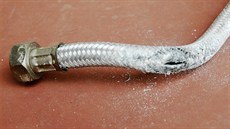 Hliníkové opletení lety úpln zdegradovalo, take nevydrelo tlak vody.