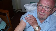 Ján Bugel ukazuje zranní ze Slovenského národního povstání.