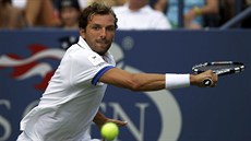 BERDYCHV SOK. Julien Benneteau zahrává bekhend v utkání 3. kola US Open proti...