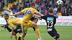 NEUHLÍDÁTE MĚ. Milan Kopic (ve žlutém, s číslem 30) střílí vítězný gól Jihlavy...