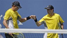 FINÁLE! Radek tpánek a Leander Paes slaví postup do finále tyhry na US Open pes nasazené jedniky - bratry Bryany.