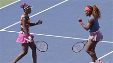 SESTRY V AKCI. Venus (vlevo) a Serena Williamsová ve čtvrtfinále čtyřhry proti...
