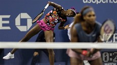 SESTRY V AKCI. Venus (vlevo) a Serena Williamsovy pi spolené tyhe.