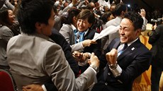 JE TO NAE! Radost japonské delegace poté, co Mezinárodní olympijský výbor...