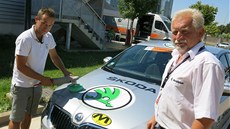 V JEDNOM KOLE. Radovan Beran, éf servisního týmu koda (vpravo), u musel na