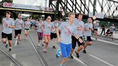 Záitek. Úastníci We Run Prague si mohli zabet ve vláku s hvzdou maratonu...