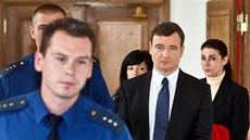 Policisté vedou Davida Ratha a Kateinu Pancovou z jednací sín Krajského soudu...