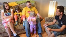 Petr v nové rodin vojáka z povolání Jiího Hlavatého, který s manelkou...