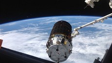 Rameno Canadarm2 stanice ISS uchopilo japonskou lo HTV-4. Pipojila se nakonec...