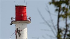 Nejvy��í stavba v Havlí�kov� Brod� dostala nový nát�t. Komín Pleasu te� svítí...