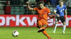 VYROVNÁNO. Nizozemský útoník Robin van Persie stílí gól v kvalifikaním...
