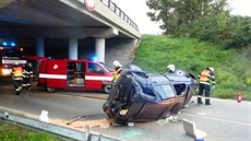 �idi� Volkswagenu p�elet�l svodidla na dálni�ním mostu a dopadl na silnici pod...