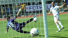 Ústecký Moulis střílí v utkání proti Varnsdorfu gól, který neplatil. 