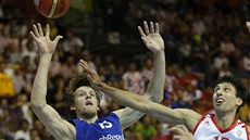 Český basketbalista Jan Veselý bojuje o míč s Chorvatem Roko Ukičem. 