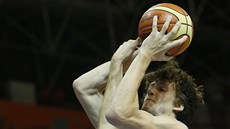 Český basketbalista Jan Veselý při střelbě v utkání s Chorvatskem. 