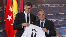 TOHLE JE TVJ DRES. Florentino Pérez pedal Garethu Baleovi dres Realu Madrid s...