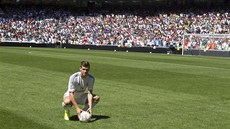PÓZOVÁNÍ V NOVÉM DRESU. Gareth Bale pózuje fotografm v dresu Realu Madrid.