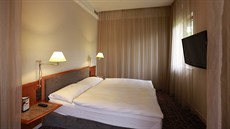 POKOJ. Fotbalisté mají k dispozici pohodlné pokoje.