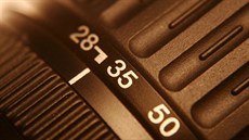 Hloubka ostrosti zále�í p�edev�ím na vlastnostech a nastavení objektivu.