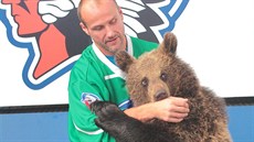 Hokejisté HC Plze� se fotili s medv�dy Václava Chaloupka.