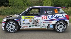 Srá�ka ú�astníka Barum Czech Rally Jana Jelínka s motocyklistou u Slu�ovic.