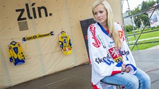 Fanynka zlínských hokejist� Eva �evelíková v reprezenta�ním dresu Karla...