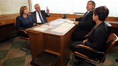PROJIKA. Prezident Milo Zeman a hejtman Stanislav Miák spolu se svými...
