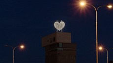 V noci je zdaleka vid�t "tepající" bílé srdce.