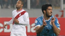 Uruguayský útočník Luis Suárez se raduje z gólu v zápase s Peru.