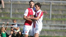 Alban Bunjaku (vpravo) přijímá gratulaci ke vstřelenému góly ud spoluhráče...