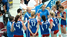 eské volejbalistky naslouchají pokynm trenéra.
