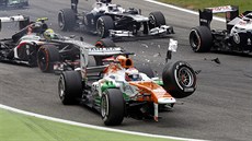 Paul Di Resta ze stáje Force India p�i�el krátce po startu o p�ední kolo...