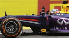 Sebastian Vettel projídí vítzn cílem Velké ceny Itálie.